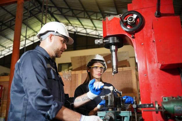 Ingénieur en robotique travaillant sur la maintenance d'un bras robotique moderne dans un entrepôt d'usine