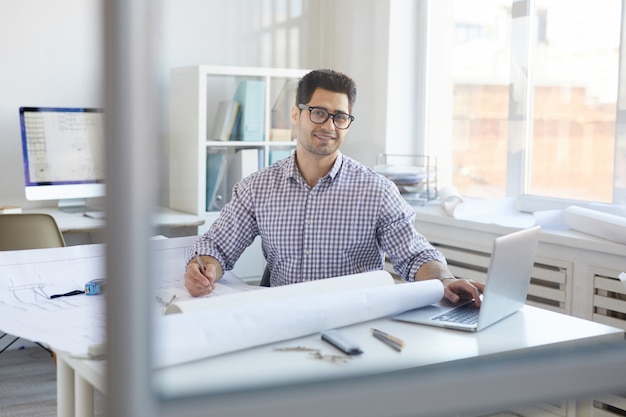 Ingénieur souriant au travail