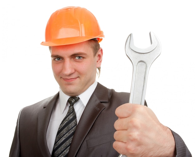 Ingénieur souriant en casque avec clé