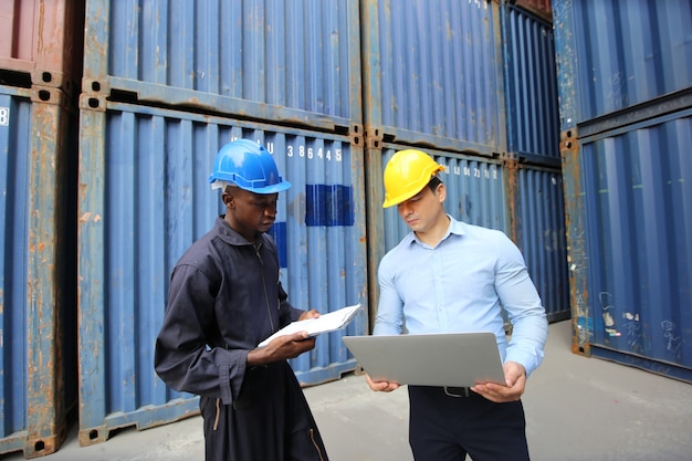 Ingénieur ou superviseur vérifiant et contrôlant le chargement de la boîte de conteneurs de la cargaison au port.