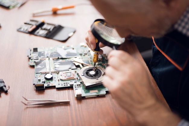 Photo ingénieur de technologie travaille dans des loupes de tête.