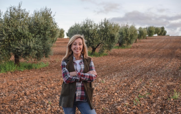 Ingénieur de terrain féminin examinant la plantation agricole Intégration des femmes agronomes sur le terrain