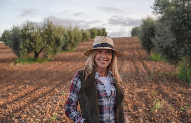 Ingénieur de terrain féminin examinant la plantation agricole Intégration des femmes agronomes sur le terrain