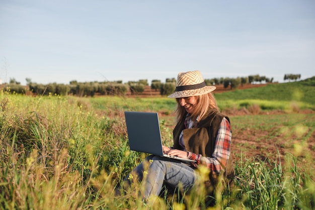 Ingénieur de terrain féminin examinant la plantation agricole Intégration des femmes agronomes sur le terrain