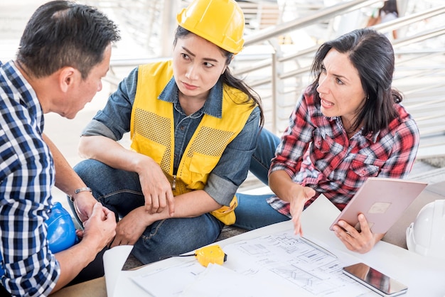 ingénieur et travail d'équipe, réunion pour la réussite de la construction de bâtiments de projet