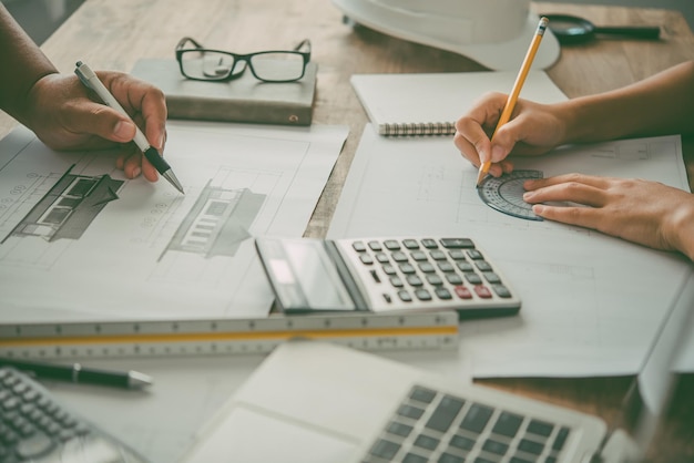 Ingénieur travaillant au bureau avec des plans, inspection sur le lieu de travail pour le plan architectural, projet de construction, construction d'entreprise