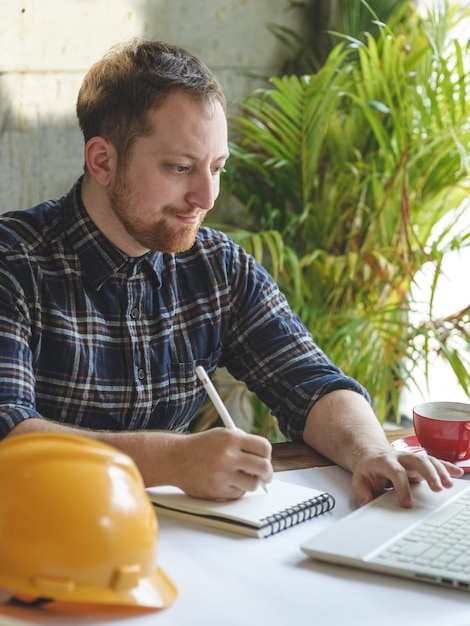 Ingénieur travaillant au bureau