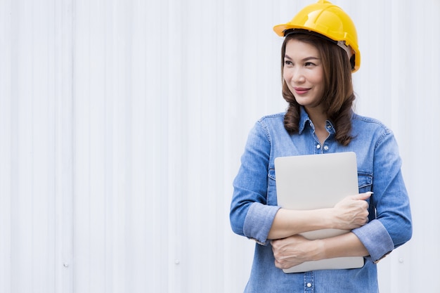 Ingénieur travaillant sur le chantier.