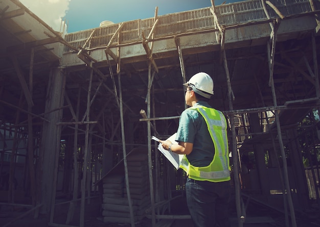 ingénieur travaillant sur le chantier