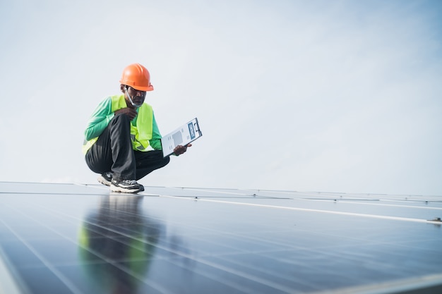 Ingénieur travaillant sur un panneau de maintenance dans une centrale solaire