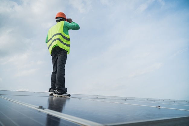 Ingénieur travaillant sur un panneau de maintenance dans une centrale solaire