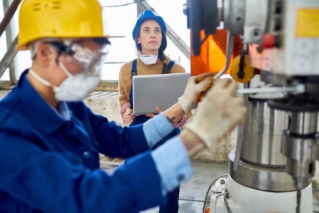 Ingénieur travaillant à l'usine