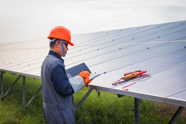 ingénieur travaillant sur la vérification de l&#39;équipement dans une centrale solaire