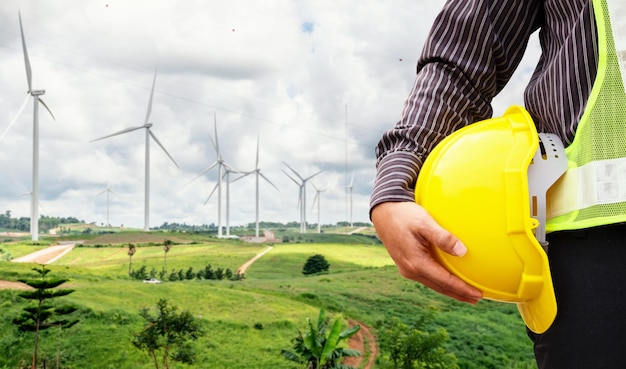 Ingénieur travailleur au site de construction de la centrale éolienne