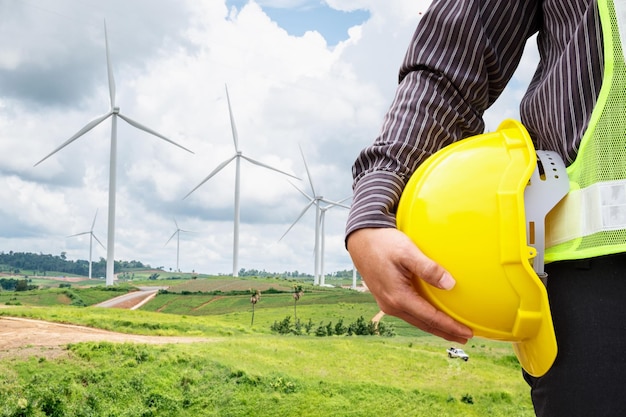 Ingénieur travailleur au site de construction de la centrale éolienne