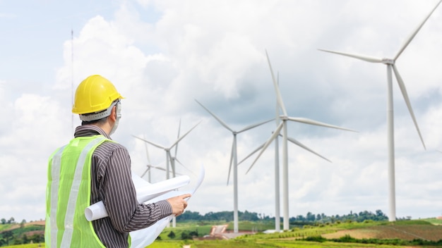 Ingénieur travailleur au site de construction de la centrale éolienne