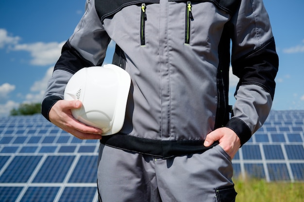 Ingénieur ou travailleur de panneaux solaires tenant un casque de protection blanc