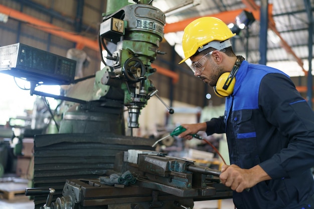 L'ingénieur d'usine configure une usine de production complexe