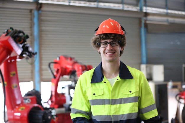 L'ingénieur d'usine configure une usine de production complexeL'ingénieur d'usine configure une usine de production complexe