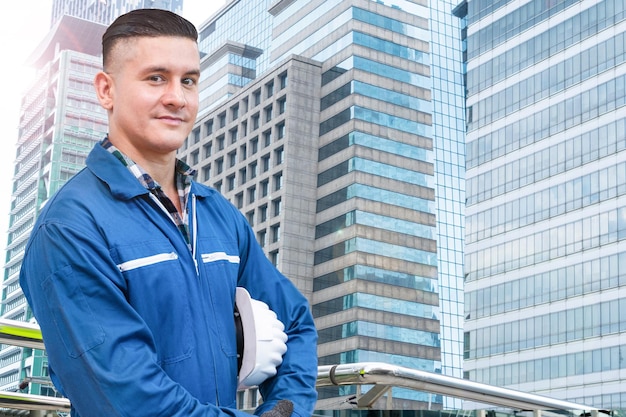 Ingénieur d'usine homme debout confiance devant la façade du bâtiment