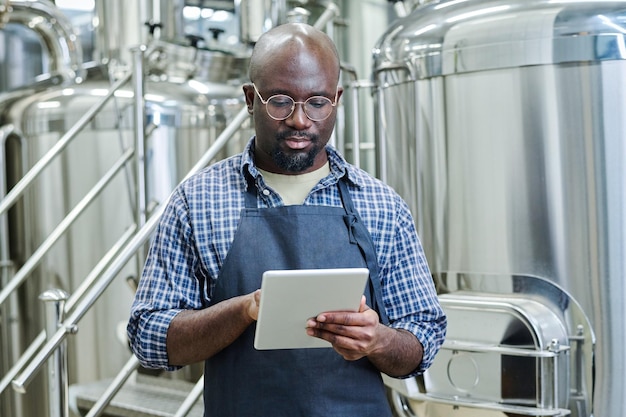 Ingénieur utilisant une tablette numérique à la brasserie