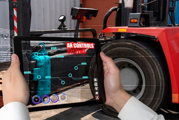 Un ingénieur utilise un logiciel de réalité augmentée dans une ligne de production d'usine intelligente