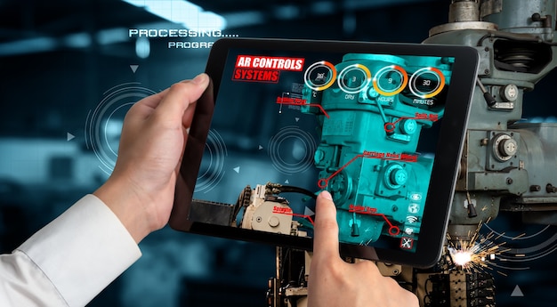 Ingénieur utilise un logiciel de réalité augmentée dans une ligne de production d'usine intelligente