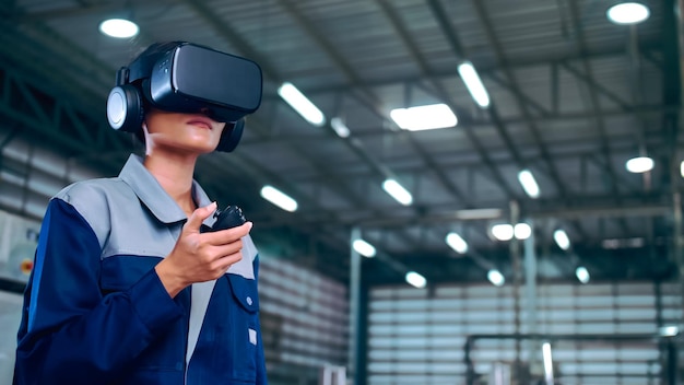 L'ingénieur utilise des lunettes de réalité virtuelle pour inspecter le système de contrôle mécanique de l'usine.