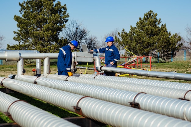 Photo ingénieur vérifiant le gazoduc pétrochimique