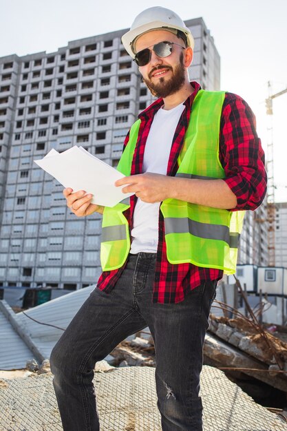 Ingénieur vérifiant les plans de chantier