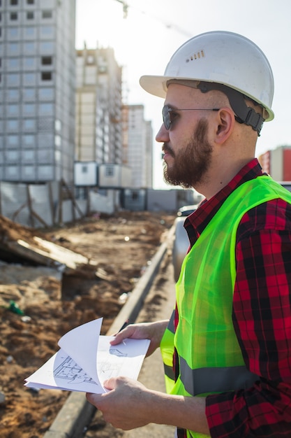 Ingénieur vérifiant les plans de chantier