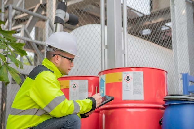 L'ingénieur vérifie le carburant vérifie la livraison des marchandises vérifie la validité du produit