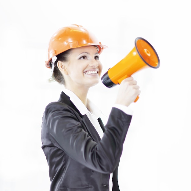 Ingénieure confiante avec un mégaphone sur le fond du bureau