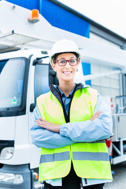 Ingénieure devant le camion sur le site