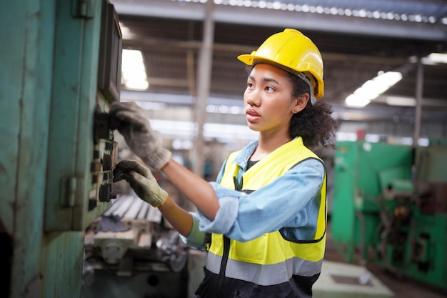 Ingénieures travaillant dans l'usine de l'industrie