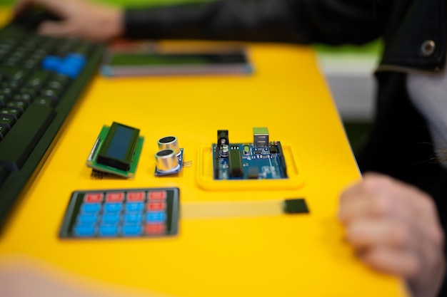 Les ingénieurs assemblent des circuits électriques à partir de composants radio dans un laboratoire