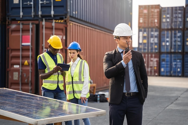 Photo ingénieurs de centrales solaires et équipe de techniciens réparation et maintenance de panneaux solaires