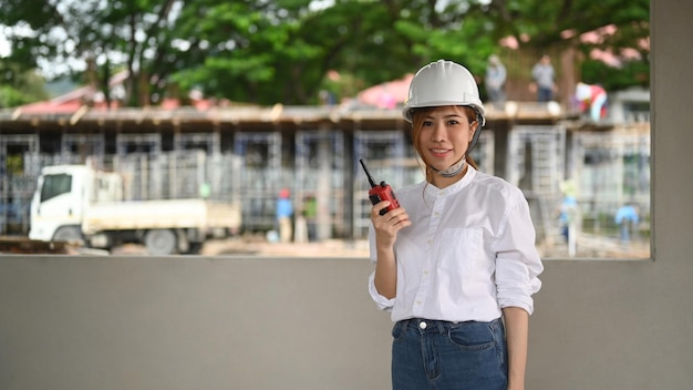 Ingénieurs civils féminins en casque de sécurité debout sur le chantier de construction Ingénieur de l'industrie concept de construction