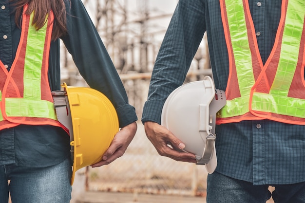 Ingénieurs en construction avec des casques