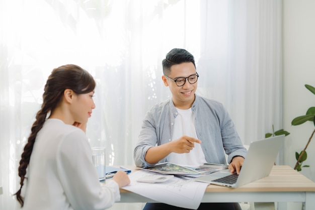 Ingénieurs discutant d'un projet au bureau