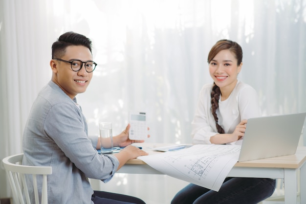 Ingénieurs discutant d'un projet au bureau