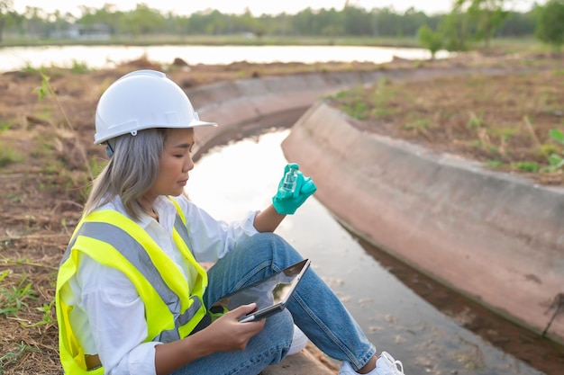 Les ingénieurs en environnement inspectent la qualité de l'eauApportez de l'eau au laboratoire pour analyseVérifiez la teneur en minéraux de l'eau et du solVérifiez les contaminants dans les sources d'eau