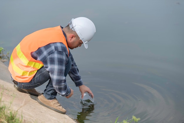 Les ingénieurs en environnement inspectent la qualité de l'eauApportez de l'eau au laboratoire pour des testsVérifiez la teneur en minéraux de l'eau et du solConsultation pour résoudre le problème des sources d'eau contaminées par des produits chimiques