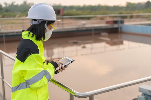 Des ingénieurs en environnement travaillent dans des usines de traitement des eaux uséesIngénierie de l'approvisionnement en eau travaillant dans une usine de recyclage de l'eau pour la réutilisation