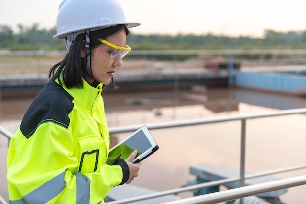 Des ingénieurs en environnement travaillent dans des usines de traitement des eaux uséesIngénierie de l'approvisionnement en eau travaillant dans une usine de recyclage de l'eau pour la réutilisation