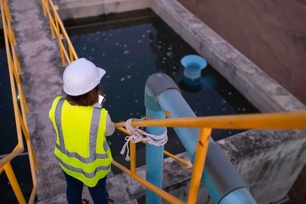 Des ingénieurs en environnement travaillent dans des usines de traitement des eaux uséesIngénierie de l'approvisionnement en eau travaillant dans une usine de recyclage de l'eau pour réutilisationVérifiez que la quantité de chlore dans l'eau est conforme aux critères