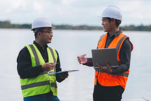 Les ingénieurs de l'environnement travaillent dans les usines de traitement des eaux uséesIngénierie de l'approvisionnement en eau travaillant à l'usine de recyclage de l'eau pour la réutilisationLes techniciens et les ingénieurs discutent du travail ensemble