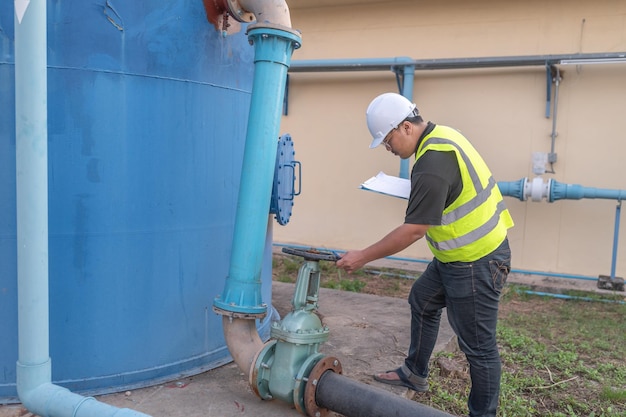 Des ingénieurs en environnement travaillent dans des usines de traitement des eaux uséesUn technicien plombier travaillant à l'approvisionnement en eau