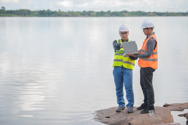 Ingénieurs environnementaux inspectent la qualité de l'eau Apportez l'eau au laboratoire pour les tests Vérifiez la teneur en minéraux de l' eau et du sol Consulter pour résoudre le problème des sources d'eau contaminées par des produits chimiques