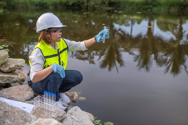 Ingénieurs environnementaux inspectent la qualité de l'eau Apportez de l' eau au laboratoire pour les tests Vérifiez la teneur en minéraux de l' eaux et du sol Vérifissez les contaminants dans les sources d'eau